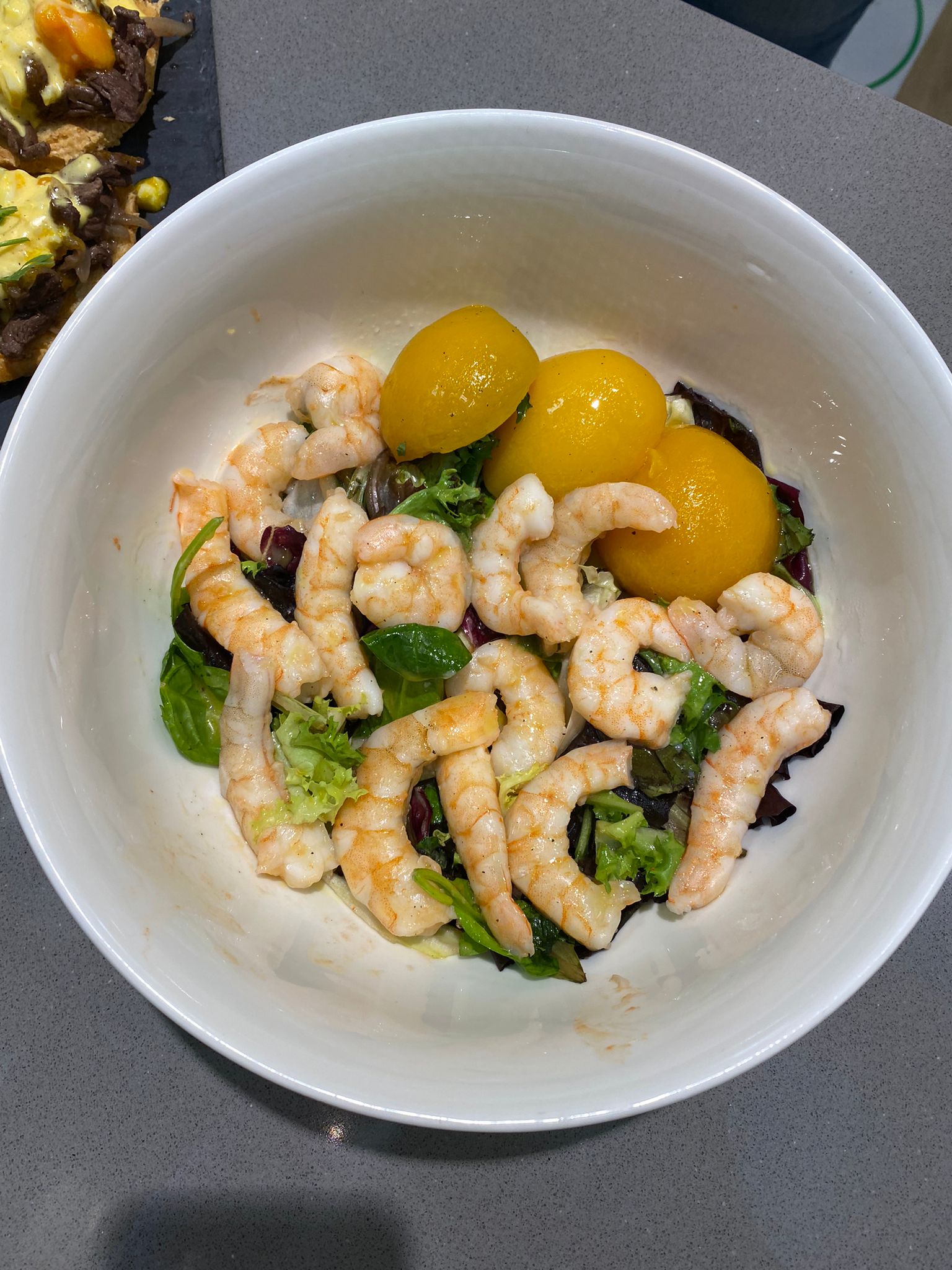 Ensalada de langostinos y melocotón con aderezo de limón Al vacío