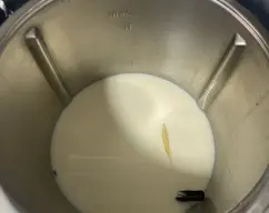 Step <p>Con un rodillo aplastamos las rebanadas de pan hasta conseguir que se queden muy finas.</p><p>Batimos un poco la crema pastelera y con una manga pastelera vamos haciendo un cordón en un extremo de la rebanada .</p><p>Enrollamos y remojamos en la leche que tenemos preparada.</p><p>Dejamos reposar 5 minutos.</p><p>Rebozamos en el huevo batido .</p><p>Calentamos abundante aceite en una sartén a fuego medio y vamos friendo las torrijas (3 en mi caso) ,hasta que tengan un tono dorado .</p><p>Las vamos sacando y colocando en una bandeja con papel de cocina para eliminar el sobrante de aceite.</p><p><br></p> illustration