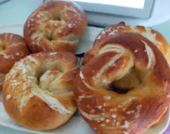 Step <p>Precaliente el horno a 200°C. Forre 2 bandejas de horno con papel de hornear.</p> illustration