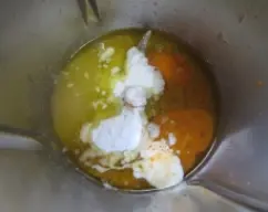 Step <p>- Huevos, azúcar, aceite, zumo, ralladura, levadura y sal, 5 seg. vel 5.</p> illustration