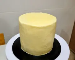 Step <p>Añadimos la naranja en 2 trozos sin pepitas y los huevos. </p><p>50 sg velocidad 6,5.</p><p>Añadimos el azúcar, el yogurt y el aceite y mezclamos 30 sg velocidad 4.</p> illustration