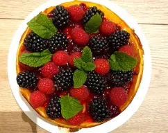 Step <p>Vierta todo en el molde reservado e introduzca en el horno 20 minutos a 180° y baje a 120°durante una hora. </p><p>Deje enfriar dentro del horno con la puerta entreabierta.</p> illustration