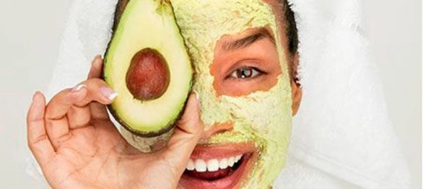 LUCE UNA PIEL ESPLENDIDA Y RADIENTE EN VERANO POR MUY POCO DINERO CON ESTA CREMA DE AGUACATE Y ALMENDRAS ELABORADA CON THERMOMIX.