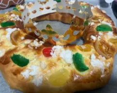 Step <p>Agregar la mitad de la harina 5 segundos a velocidad 6. Añadir el resto y mezclar unos segundos más. Después 4 minutos de amasado en velocidad espiga</p> illustration