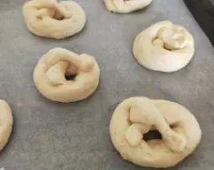 Step <p>Ponga en el vaso la harina, la sal, la leche y la levadura e inicie 5 min/. Deje la masa en el vaso hasta que doble su volumen (aprox. 30 minutos).</p> illustration