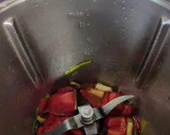 Step <p>Poner los trozos de pimiento rojo, ajos troceados y sofreir10 min/ varoma / giro izda / velocidad cuchara</p><p><br></p><p>O Si tienes el Tm6, sofreír en el modo a Alta temperatura, entrar en libro BASICOS PARA DORAR, en colecciones y la receta de 200 gr pimientos dorados, y sofreir.</p> illustration