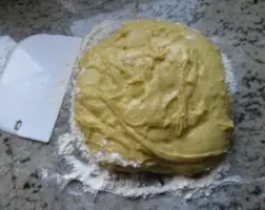 Step <p>Pasar la masa a la mesa de trabajo espolvoreada con harina, con las manos engrasadas, hacer bolas y formar los roscos. Hacerlos grandecitos así quedan más tiernos.<br />
</p><p>Freír en abundante aceite caliente fuego medio-alto y rebozar con azúcar.<br />
</p><p>Se conservan en latas mucho tiempo.<br />
</p><p><br />
</p><p>Roscos de naranja con Thermomix</p> illustration