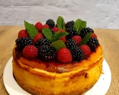 Step <p>Poner en el vaso el queso y el azúcar y mezclar 20 sg a velocidad 5, baje con la espátula los restos de las paredesy mezcle de nuevo15 sg a velocidad 5 incorporando uno a uno los huevos por el vocal.</p> illustration