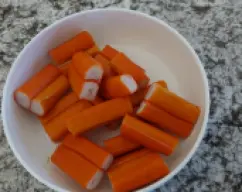 Step <p>Ponga los palitos de cangrejo en el vaso y trocee 6 seg/vel 4. Retire a un bol y reserve.</p> illustration