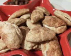 Step <p>Incorpore la harina, la sal y 1 cucharadita de azúcar y amase 1 min/. Retire la masa del vaso, forme una bola y coloque en un bol. Cubra con film transparente y deje reposar hasta que doble su volumen (aprox. 30 minutos).</p> illustration