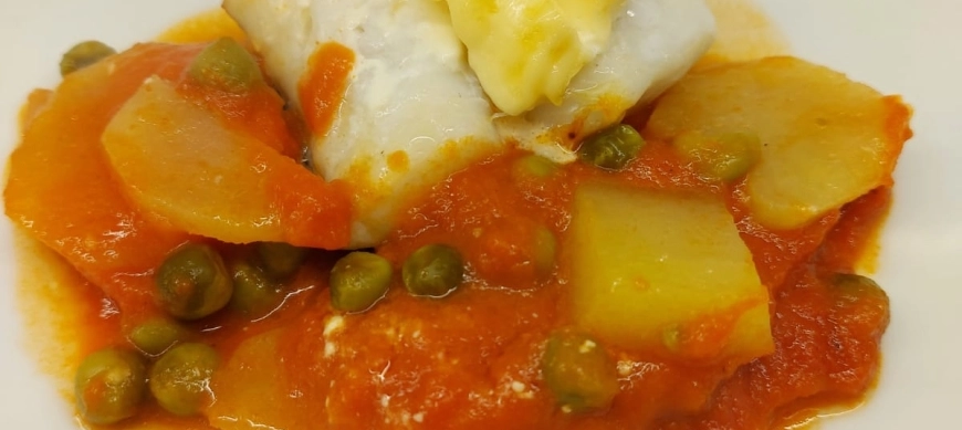 BACALAO CON TOMATE, PATATAS PANADERA Y GUISANTES