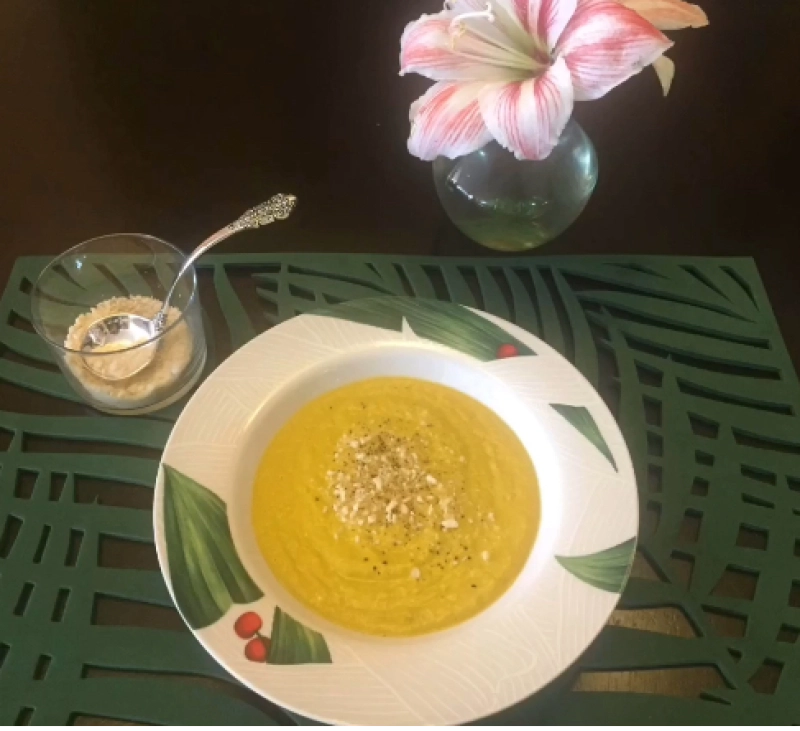 Crema de zanahorias y espárragos con almendras