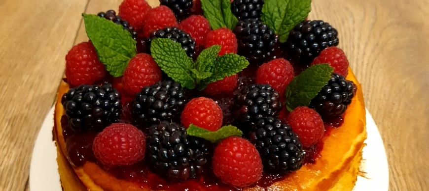 TARTA DE QUESO CON FRAMBUESAS Y MORAS