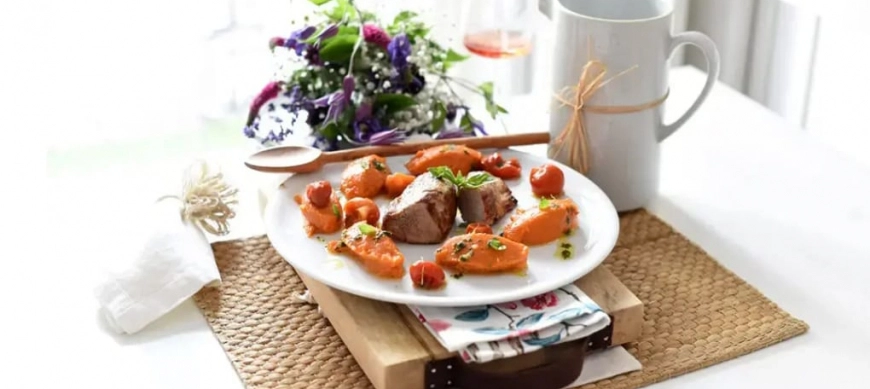 OTOÑO EN TU PLATO, SOLOMILLO AL HORNO CON BATATA Y TOMATES CHERRYS CONFITADOS, UNA COMBINACIÓN PERFECTA PARA FORTALECER TUS DEFENSAS.