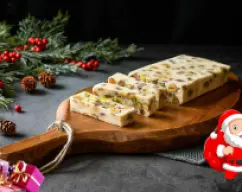 Step <p>Incorpore las almendras, los pistachos, los piñones y las nueces. Programe 20 seg//vel 2. Vierta la preparación en el molde preparado y reserve en el frigorífico un mínimo de 2 horas.</p> illustration