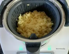 Step <p>Añadir el agua y colocar el cestillo con las patatas troceadas con un poco de sal.</p> illustration