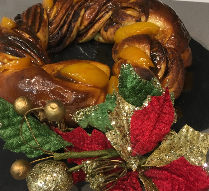 KRINGLE ESTONIA CON MELOCOTON Y SALSA DE CARAMELO