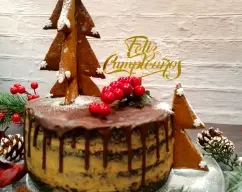 Step <p>Cortamos el bizcocho en tres planchas y lo rellenamos con la crema, le ponemos la capa recogemigas que será muy finita y lo metemos en la nevera 2 horas y después sacamos y adornamos a nuestro gusto.</p> illustration