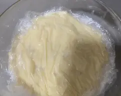 Step Tapamos la crema con un film transparente y dejamos enfriar en la nevera (mejor de un día para otro). illustration