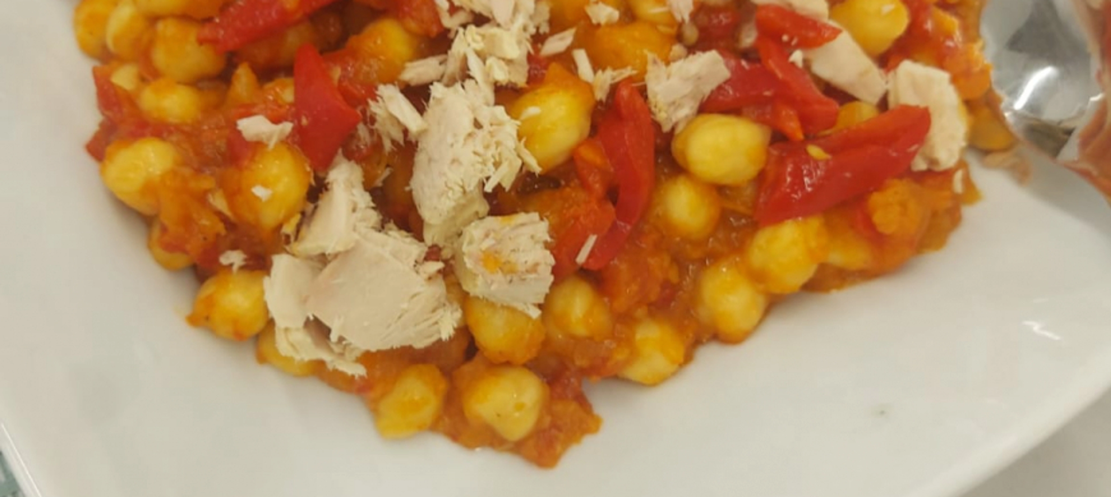 GARBANZOS CON TOMATE, PIQUILLOS Y ATÚN CON THERMOMIX