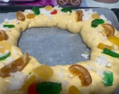 Step <p>Añadir los huevos, el aceite, la mantequilla, la leche y la levadura y programar 4 minutos a 50grados velocidad 4, si llega antes a los 50 grados pararla. Este paso es importante para que el roscón sea exprés y tenga unos elevados rapidísimos. Se podría hacer sin calor, pero tardaría mas y la mantequilla tendría que estar en punto pomada.</p> illustration