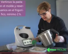 Step <p>Forre con film transparente un molde de aprox. 18x18 cm y reserve.</p> illustration