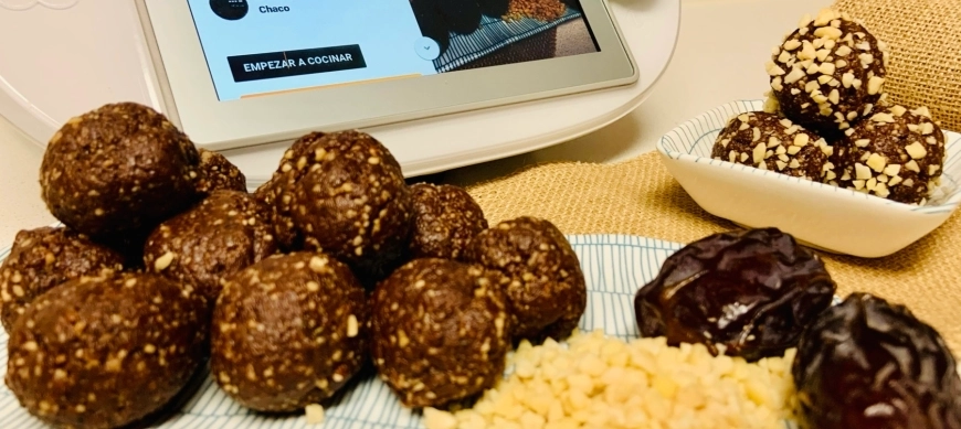 Bombones de chocolate con frutos secos y dátiles