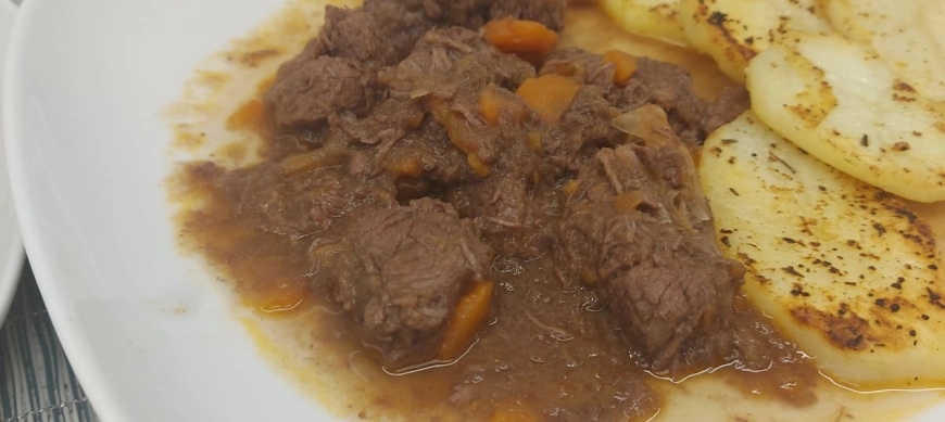 AGUJA DE TERNERA GUISADA CON PATATAS A LAS HIERBAS