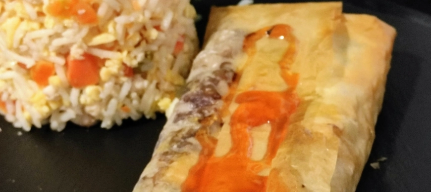 ROLLITO DE PRIMAVERA Y SALSA AGRIDULCE