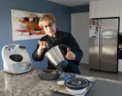 Step <p>Añada los palitos de cangrejos troceados restantes y mezcle con la espátula. Vierta la mezcla en el molde reservado y cubra con film transparente. Reserve el molde en el frigorífico un mínimo de 4 horas.Añada los palitos de cangrejos troceados restantes y mezcle con la espátula. Vierta la mezcla en el molde reservado y cubra con film transparente. Reserve el molde en el frigorífico un mínimo de 4 horas.</p> illustration