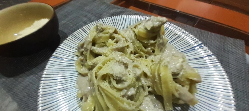 Tagliatelle con pollo y salsa de champiñones