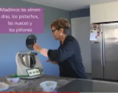 Step <p>Añada el queso cremoso y mezcle 30 seg/vel 5. Con la espátula, baje los ingredientes hacia el fondo del vaso.</p> illustration