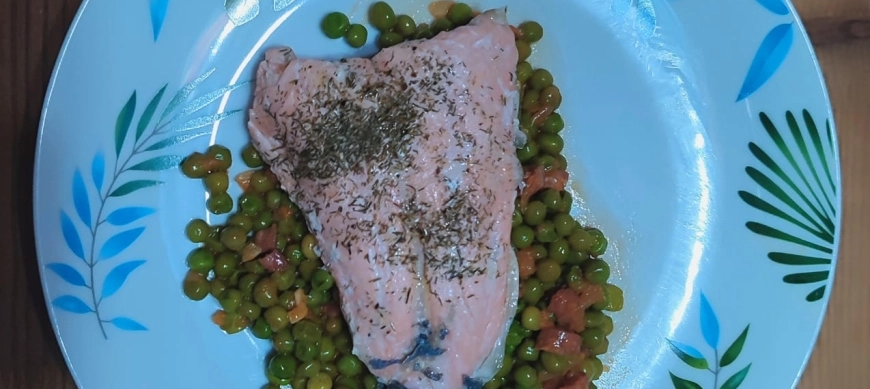 SALMÓN CON GUISANTES