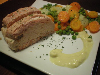 Salmón relleno de su mousse con salsa de mango