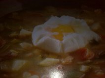 SOPA DE VERDURAS Y JAMON  CON HUEVO POCHE