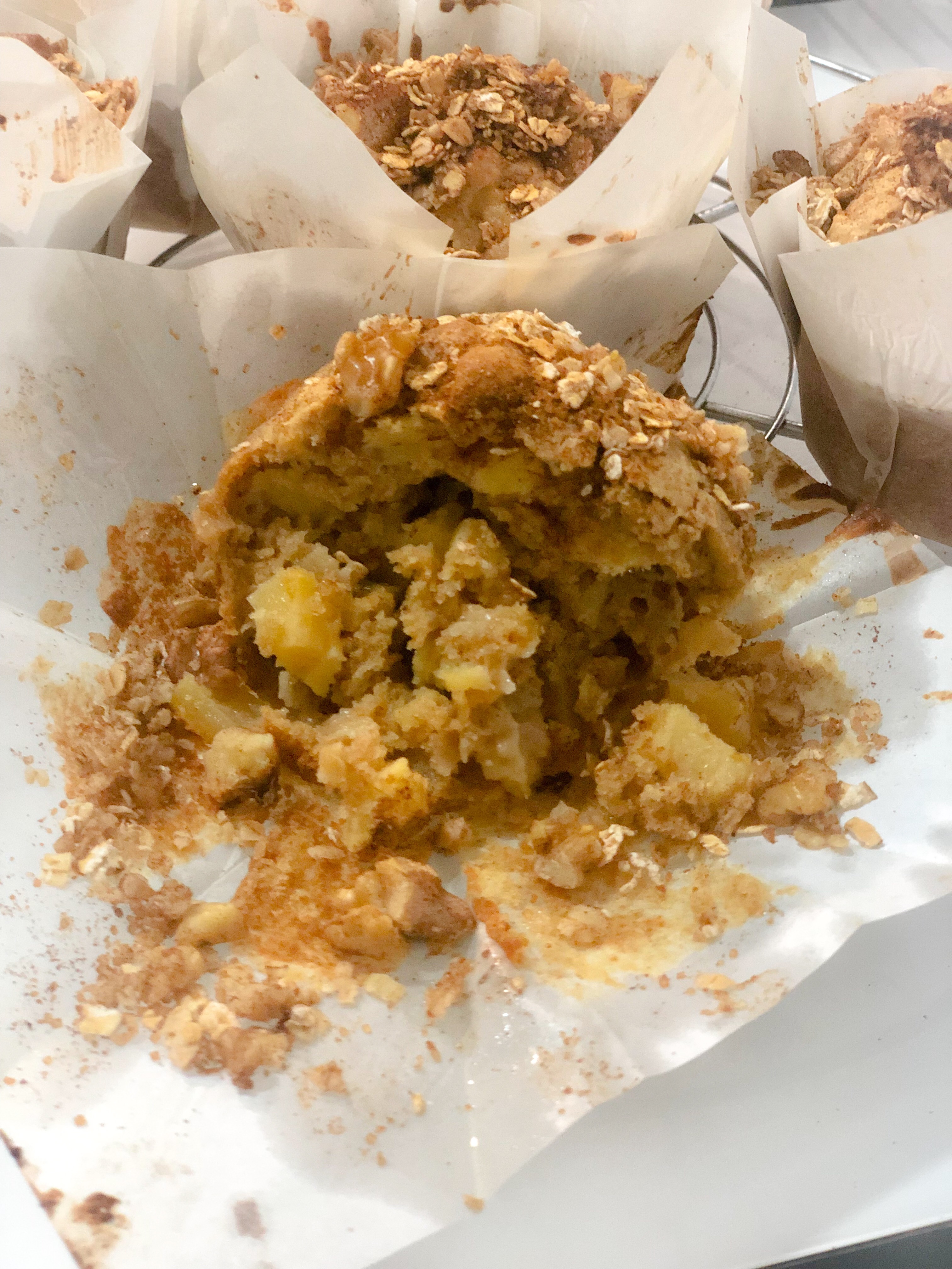 MUFFINS DE AVENA Y MANZANA, con Crumble de avena y nueces. Masas