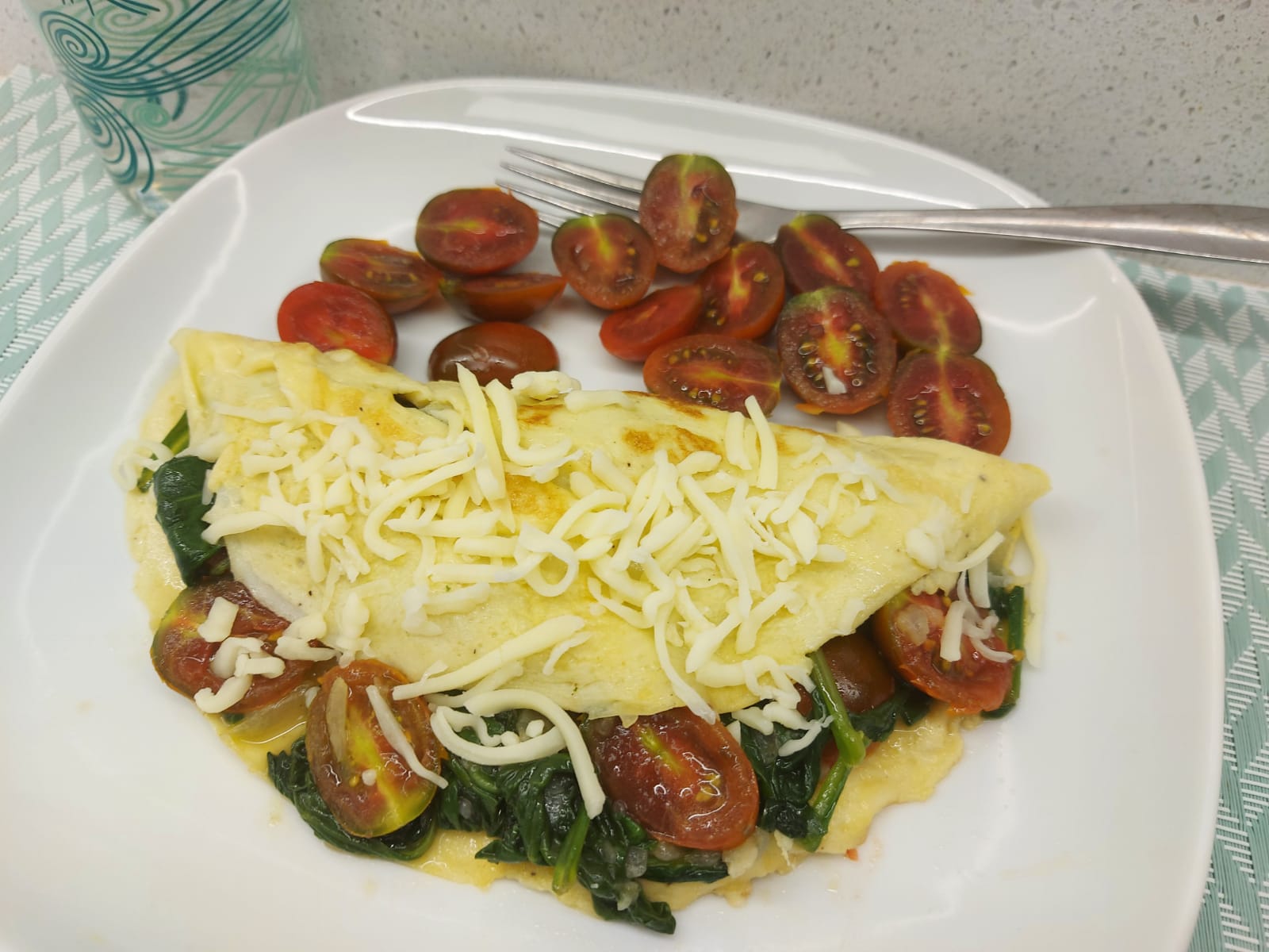 TORTILLA FRANCESA RELLENA DE ESPINACAS Y QUESO CON TOMATES CHERRY