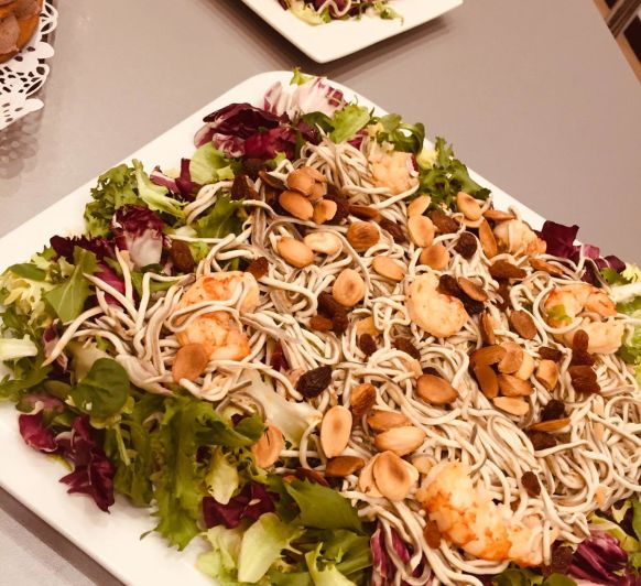 Ensalada templada de gulas y gambones
