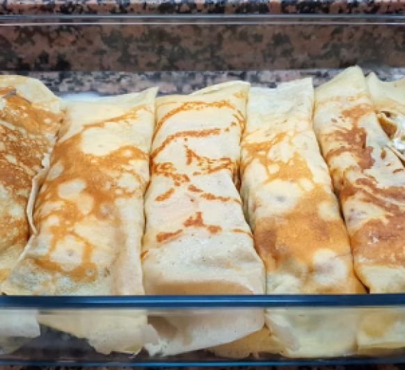 Crêpes rellenas de pollo, espinacas y queso de cabra con salsa de puerros
