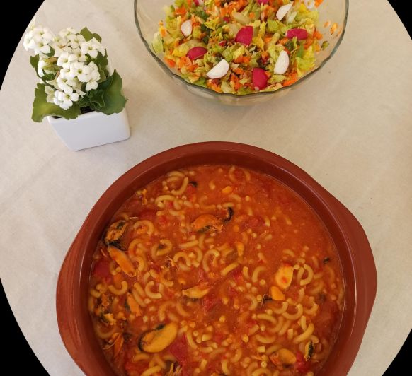 Menú de Fideuá con mejillones y Ensalada de lechuga, zanahoria y rabanitos con menta