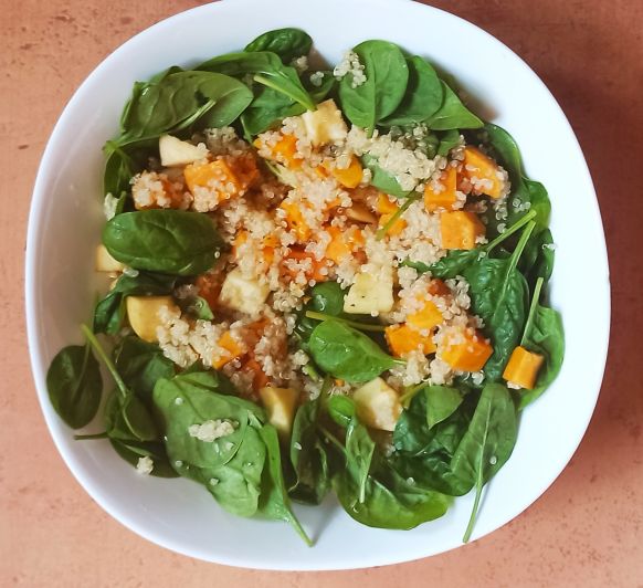 ENSALADA DE BATATA CON MANZANA, ESPINACAS Y QUINOA