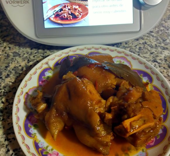 Manitas de cerdo guisadas en salsa(Cocción lenta)