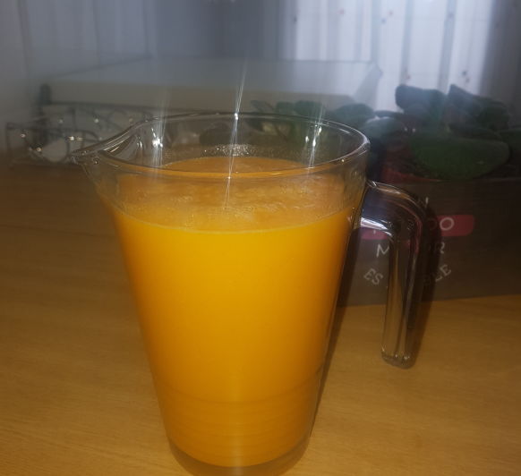 ZUMO NARANJA Y CARLOTA