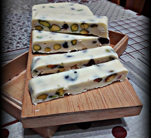 TURRÓN DE CHOCOLATE BLANCO CON ARÁNDANOS, PISTACHOS Y CREMA DE ORUJO