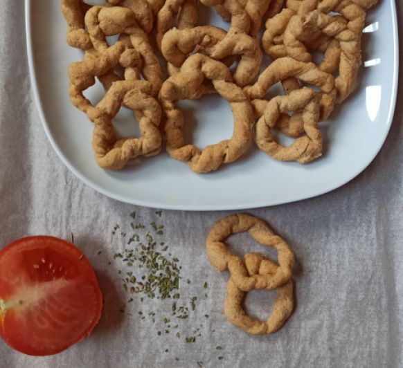 ROSQUILLAS DE PAN CON TOMATE Y ORÉGANO