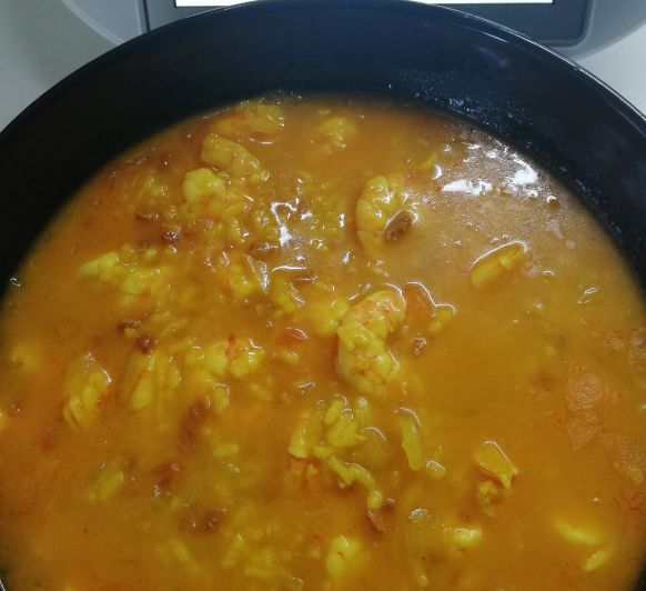 Sopa de langostinos con arroz y jamón