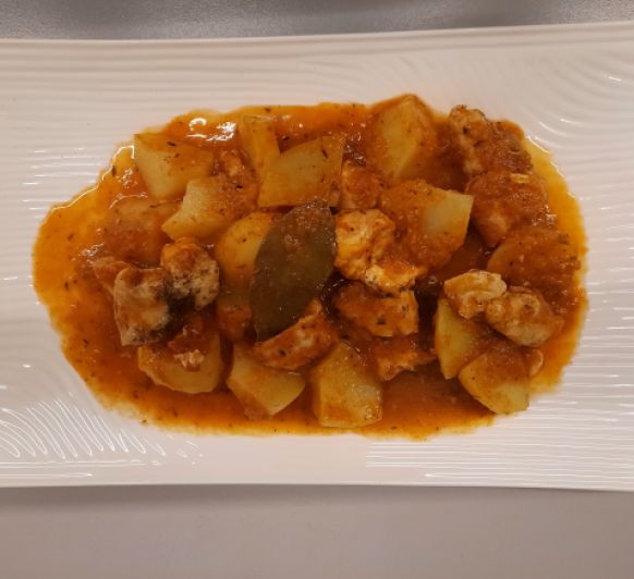 Estofado de pavo o pollo a la provenzal con patatas y champiñones