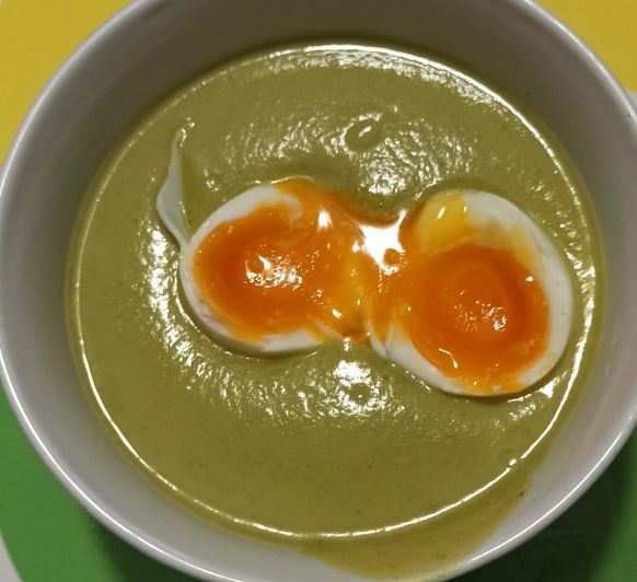Crema calabacín y espárragos, con huevo mollet. Thermomix®