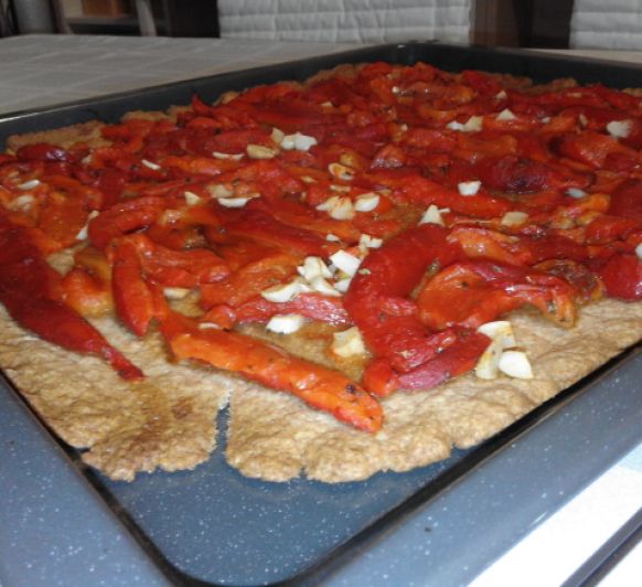 Coca mallorquina de pebres torrats/pimientos asados
