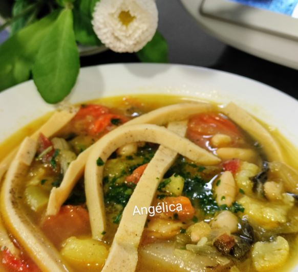 Sopa de verduras con noodles de tortilla francesa con Thermomix